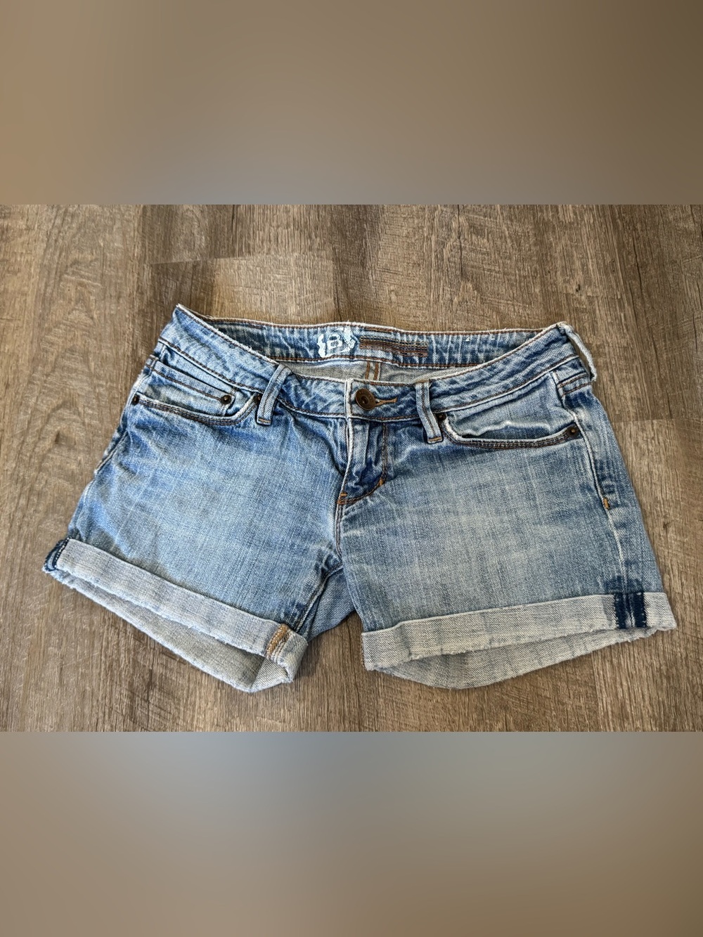 Vintage Bullhead Women’s Light Blue Wash Low Rise Cuffed Denim Shorts, Size 0